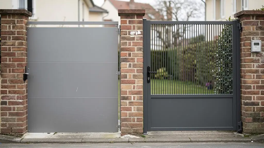 Deux portillons aluminium voisins, un plein et un semi-ajouré, rue résidentielle